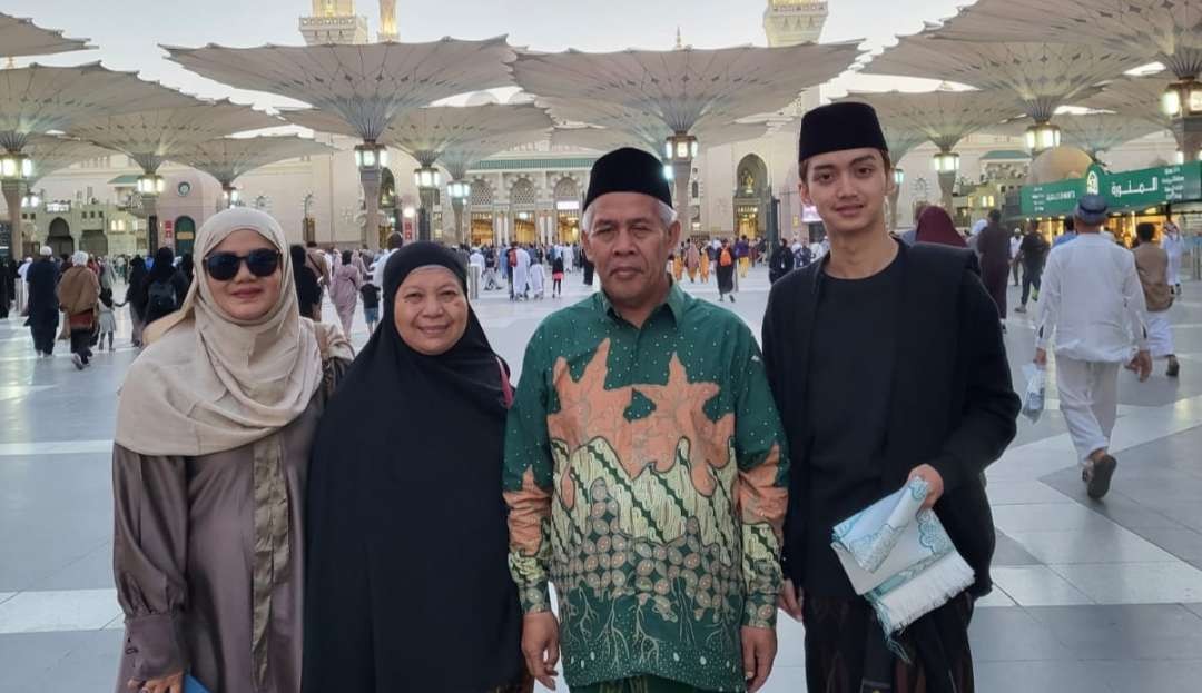 KH Marzuki Muktamar, Pengasuh Pondok Pesantren Sabilurrosyad Gasek Kota Malang bersama santri di Madinah. (Foto:dok/ngopibareng.id)