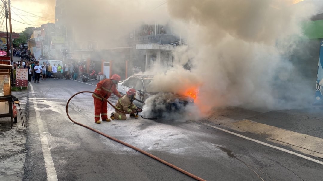 Proses pemadaman mobil yang terbakar di Jalan Watugong, Kota Malang (Foto: Damkar Kota Malang)