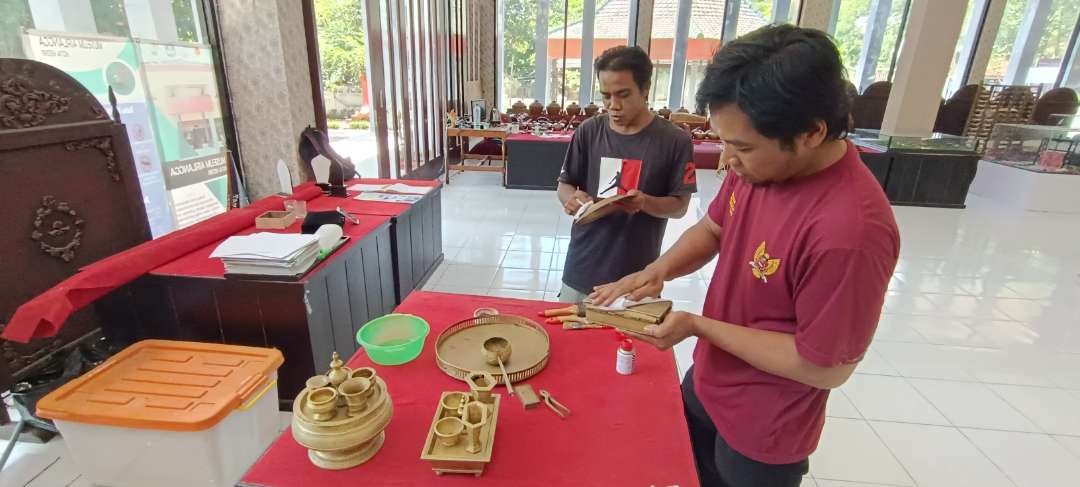 Pemerintah Kota Kediri melakukan konservasi koleksi puluhan benda purbakala di Museum Airlangga, Kota Kediri.  (Foto: Fendi Lesmana/ngopibareng.id)