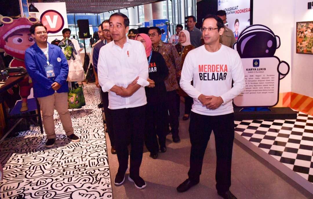 Mendikbudristek Nadiem Makarim mendampingi Presiden Joko Widodo meninjau pameran karya anak bangsa pada pagelaran Vokasifest x Festival Kampus Merdeka di Taman Ismail Marzuki, Jakarta (Foto: Asmanu Sudarso/ngopibareng.id)