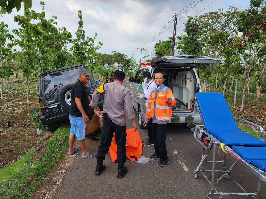 Petugas kepolisian mengevakuasi korban kecelakaan yang meninggal dunia (Foto: Polres Tuban)