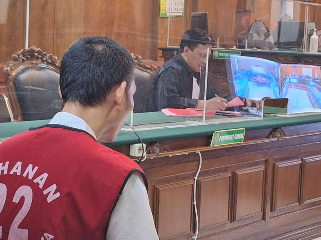 Terdakwa kasus pembunuhan mahasiswi Ubaya Rochmad Bagus Apriyatna alias Roy dituntut 19 tahun, Senin 11 Desember 2023. (Foto: Julianus Palermo/Ngopibareng.id)