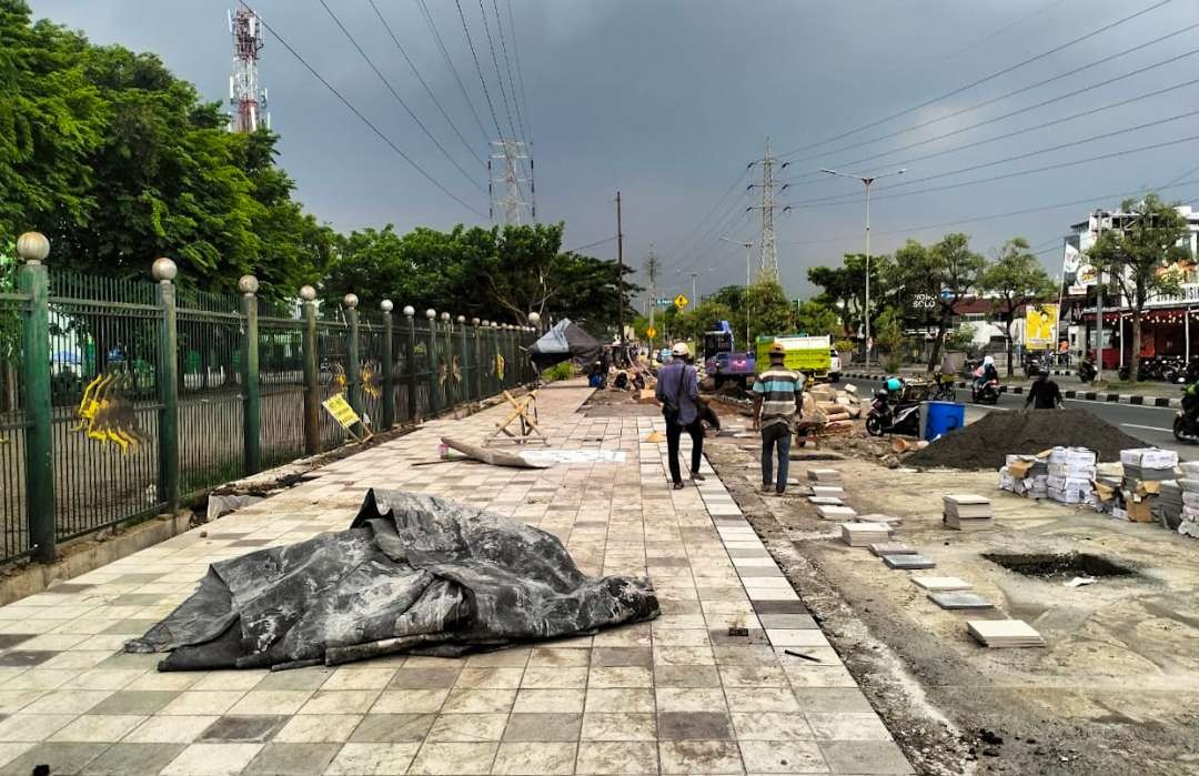 Proses pelebaran trotoar depan GOR Sidoarjo (Foto: Aini/Ngopibareng.id)