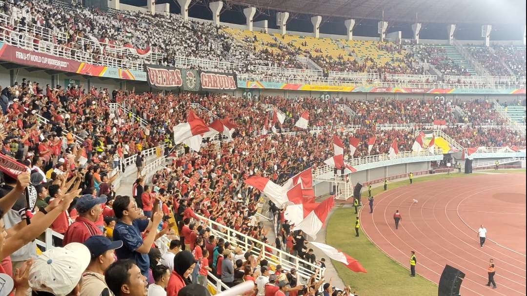 Puluhan ribu penonton memberikan dukungan langsung pada Timnas U-17 pada gelaran Piala Dunia U-17 di Stadion Gelora Bung Tomo, Surabaya, Jumat 10 November 2023. (Foto: Fariz Yarbo/Ngopibareng.id)