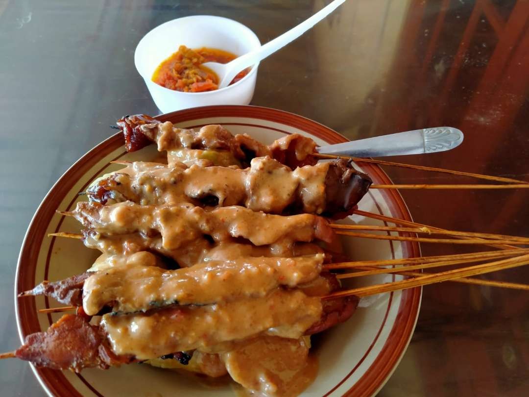 Tampilan Sate Ponorogo Depot Tukri Sobikun H. Suroto. Potongan daging ayamnya besar-besar namun empuk di saat dikunyah. (Foto: Amir Tejo/Ngopibareng.id)