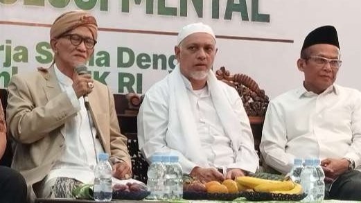 KH Miftachul Akhyar, Pengasuh Pondok Pesantren Miftachussunnah Kedungtarukan Surabaya bersama habaib dan ulama Pesantren. (adi/ngopibareng.id)