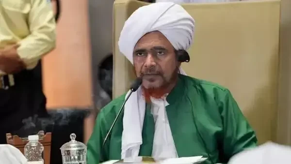 Habib Umar bin Hafidz saat menyampaikan pesan-pesan pada umat Islam. (Foto: dok/ngopibareng.id)