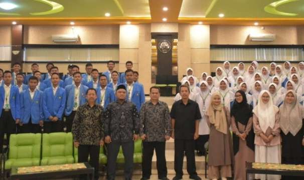 Lebih dari seratus santri-santriwati menyerbu menyerbu aula FMIPA Universitas Negeri Malang. (Foto: munawir Aziz for ngopibareng.id)