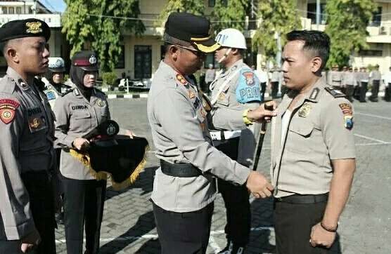 Kapolres Situbondo, AKBP Dwi Sumrahadi melepas seragam dinas Brigadir DA yang dijatuhi PTDH. (Foto: Humas Polres Situbondo)