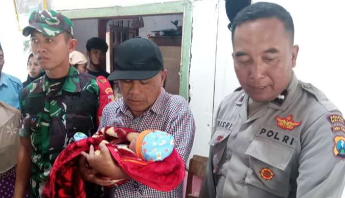 Bayi yang ditemukan oleh seorang warga Desa Klepu, RT 14 RW 02, Kecamatan Sumbermanjing Wetan, Kabupaten Malang, bernama Siti Khoiriyah, 41 tahun, pada Sabtu, 9 Desember 2023. (Foto: Dok. Polres Malang/Ngopibareng.id)