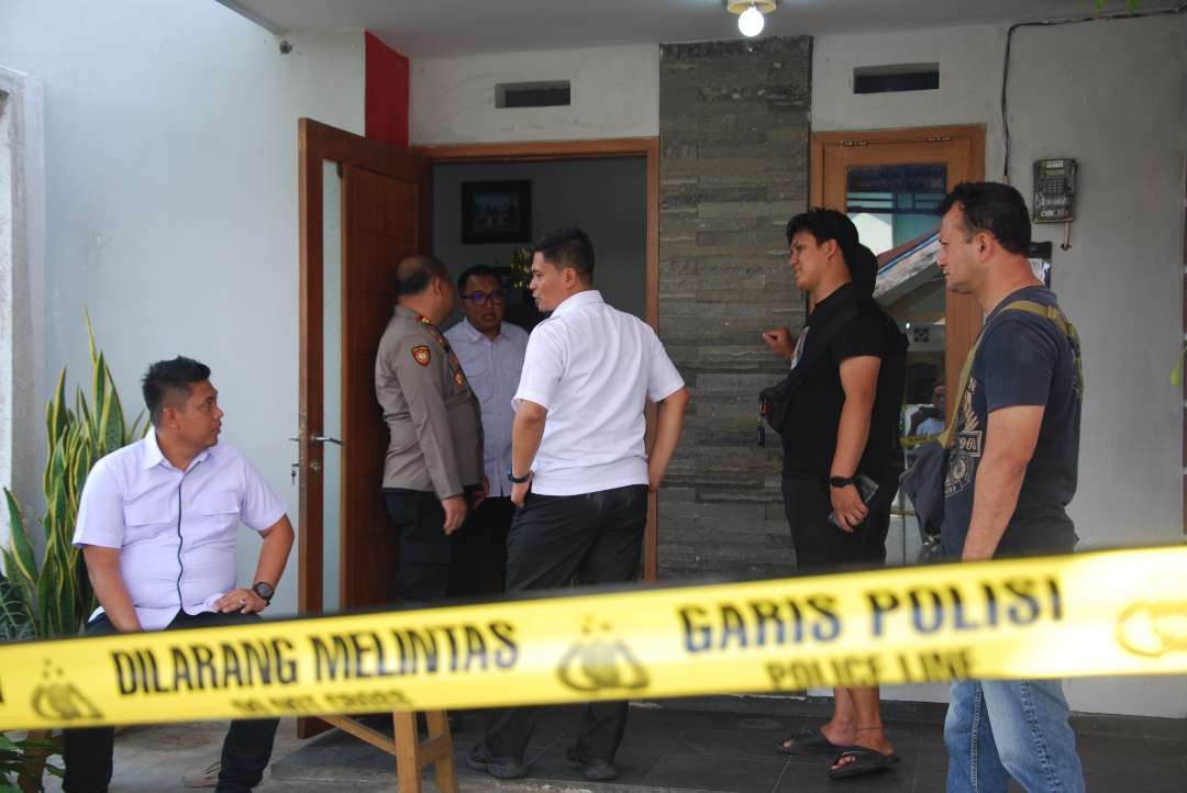 Polres Malang saat melakukan olah TKP rumah satu keluarga di Desa Saptorenggo, Kecamatan Pakis, Kabupaten Malang, yang meninggal dunia diduga bunuh diri pada Selasa, 12 Desember 2023. (Foto: Moh Badar Risqullah/Ngopibareng.id)