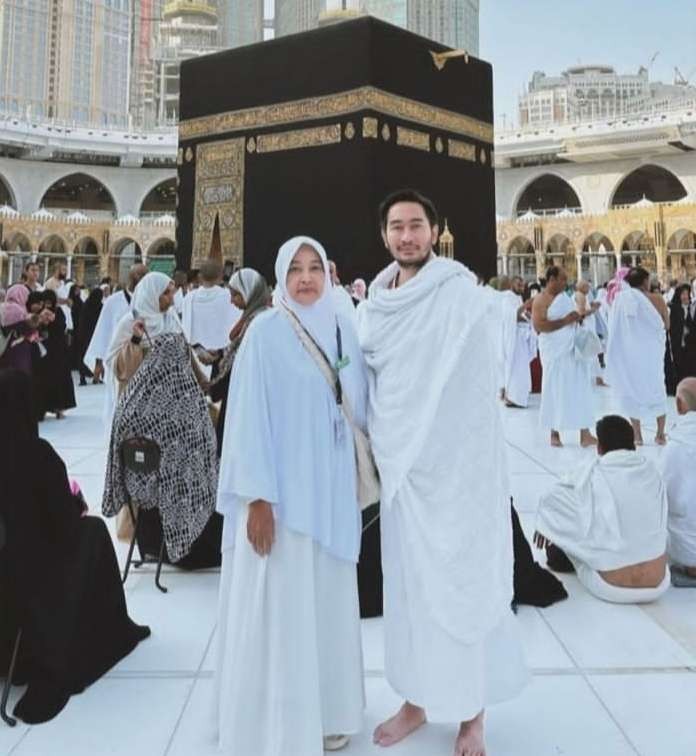 Kenangan Jeje Govinda bersama almarhumah ibunya saat umroh, Oktober 2023. (Foto: Instagram @ritchieismail)