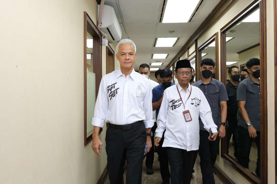 Ganjar Pranowo dan Mahfud MD kompak pakai kemeja putih, Sat Set - Tas Tes, untuk debat capres-cawapres perdana di Kantor KPU Pusat, Jakarta, Selasa 12 Desember 2023. (Foto: Istimewa)