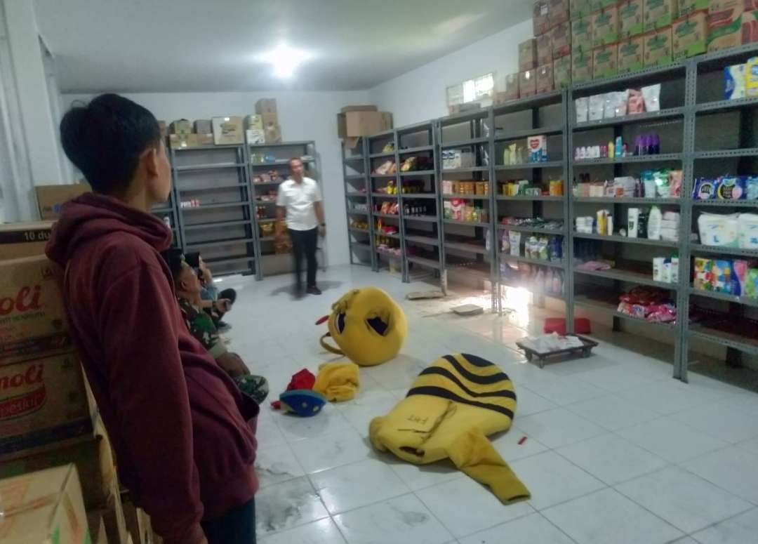 Polisi olah TKP di minimarket usai dibobol maling. (Foto istimewa)