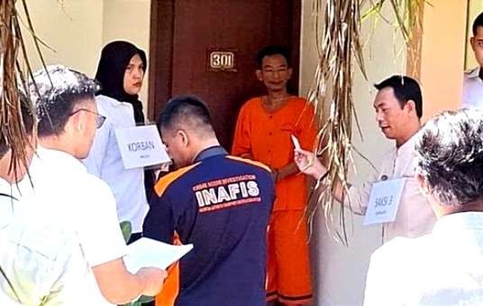 Polisi rekonstruksi kasus suami bunuh istri di Hotel Ijen View Bondowoso, peragakan 20 adegan. (Foto:Guido/Ngopibareng.id)