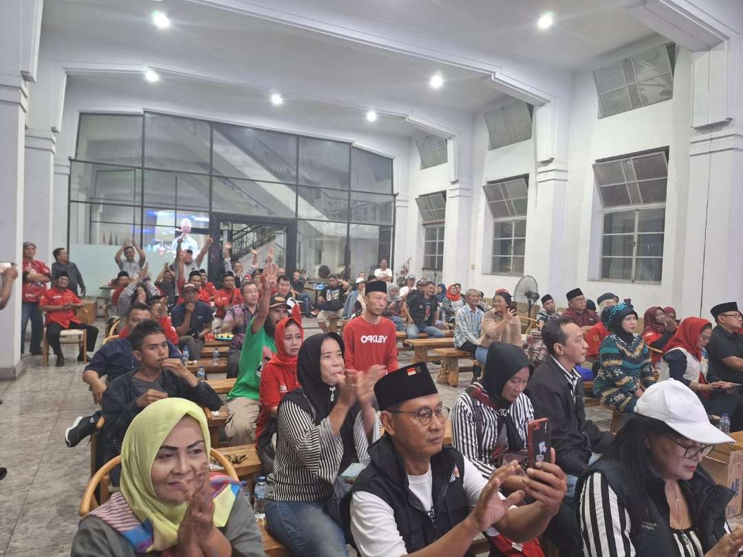 Para pendukung dan relawan pasangan capres-cawapres nomor urut 3, Ganjar-Mahfud bersorak saat nonton bareng debat pertama, Selasa 12 Desember 2023. (Foto: Julianus Palermo/Ngopibareng.id)