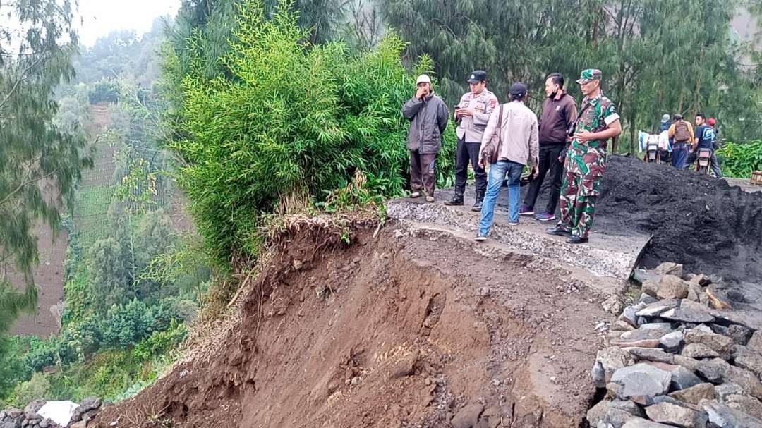 Tanah longsor mendominasi jenis bencana alam di Kabupaten Probolinggo sepanjang 2023. (Foto: Ikhsan Mahmudi/Ngopibareng.id)