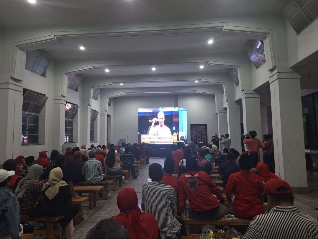 Suasana nonton bareng debat capres pertama di markas TPD Ganjar-Mahfud Jatim di Gedung Internatio, Selasa 12 Desember 2023. (Foto: Julianus Palermo/Ngopibareng.id)