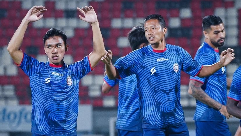 Skuat Arema FC saat menjalani sesi latihan. Target tiga poin lawan Barito Putera. (Foto: Twitter @Aremafcofficial)