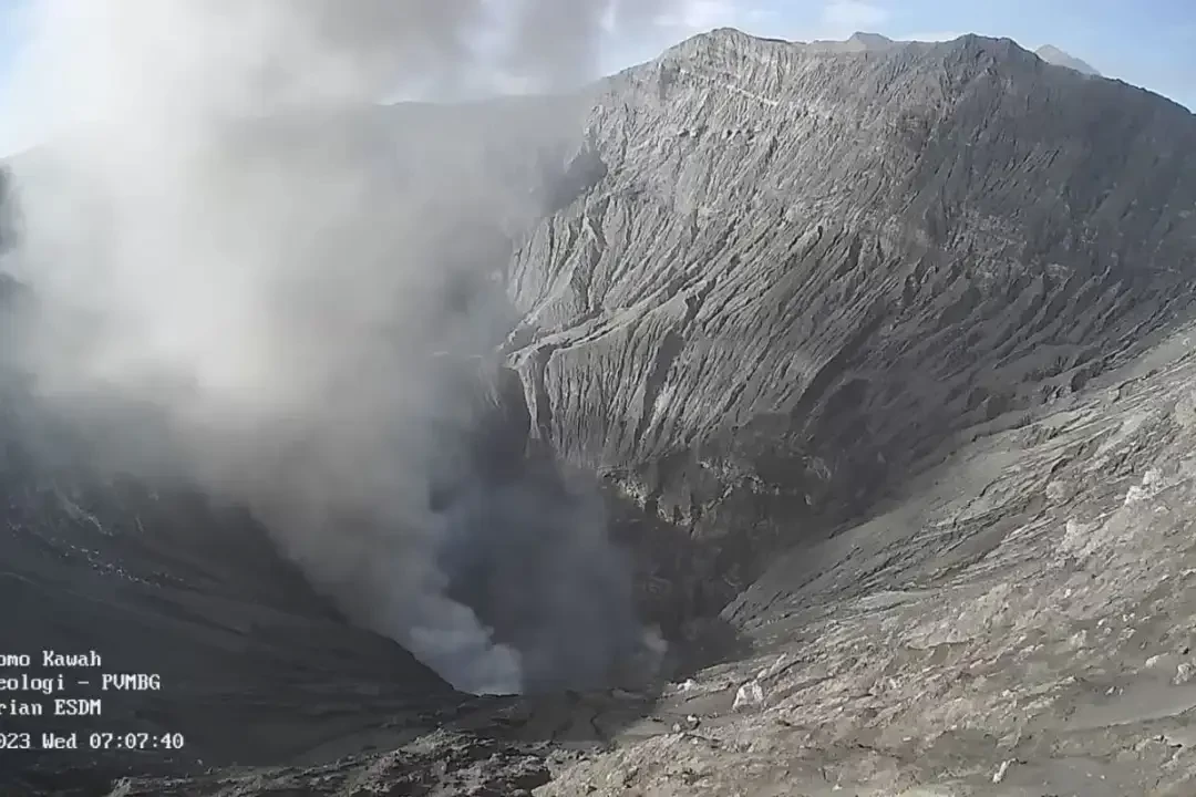 PVMBG melaporkan adanya asap berwarna putih dan kelabu yang keluar dari kawah Gunung Bromo pada Rabu, 13 Desember 2023 sekitar pukul 07.00 WIB. (Foto: Dok PVMBG)