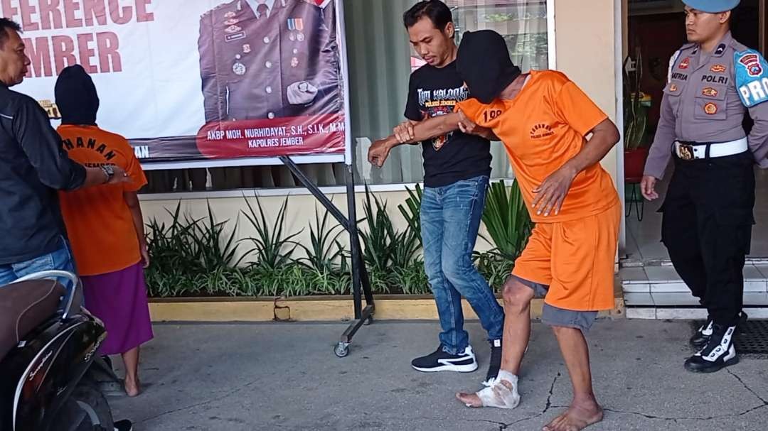 Pelaku pembunuhan tidak bisa berjalan normal, setelah salah satu kakinya dilumpuhkan. (Foto: Rusdi/Ngopibareng.id)