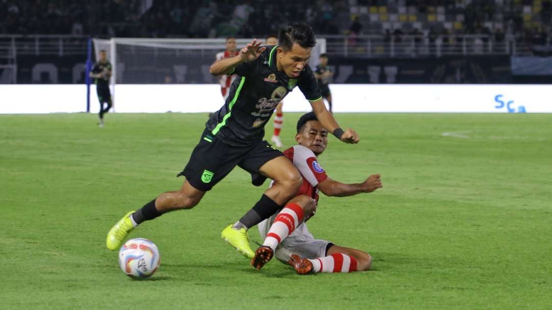 Pergerakan Pemain Persebaya, Kasim Botan mendapat hadangan pemain Persis. (Foto: Fariz Yarbo/Ngopibareng.id)