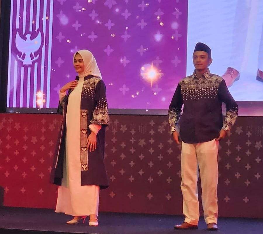 Menteri Agama Republik Indonesia Yaqut Cholil Qoumas meluncurkan Batik Jemaah Haji Indonesia 1445 H/2024 M yaitu motif Sekar Arum Sari. (Foto: Dok Kemenag)