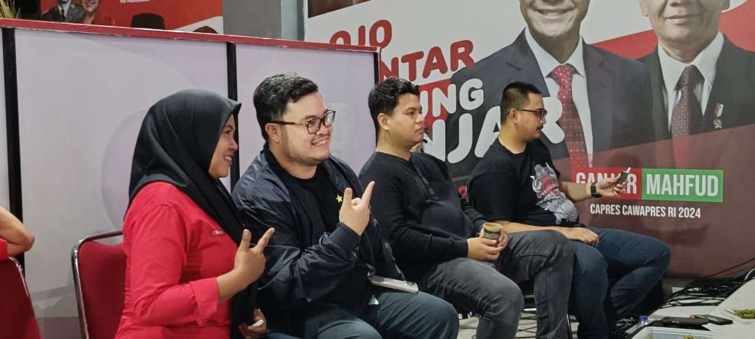 Bupati Kediri Hanindhito Himawan Pramana yang juga juru kampanye capres-cawapres nomor urut 3 ikut nobar debat capres-cawapres. (Foto: Fendi Lesmana/Ngopibareng.id)