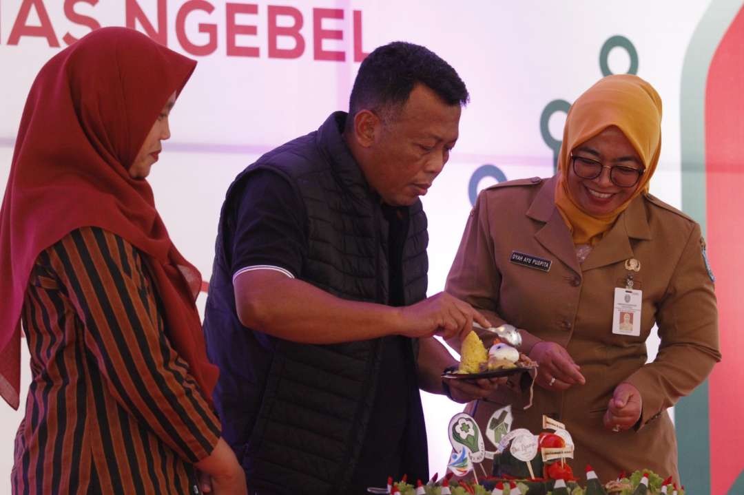 Bupati Ponogoro Sugiri Sancoko bersama Kepala Dinas Kesehatan Ponorogo  Dyah Ayu Puspaningarti mencoba jamu di The Djampi Café Puskesmas  Ngebel, pada Selasa 12 Desember 2023. (Foto: dok. Kominfo Ponorogo)