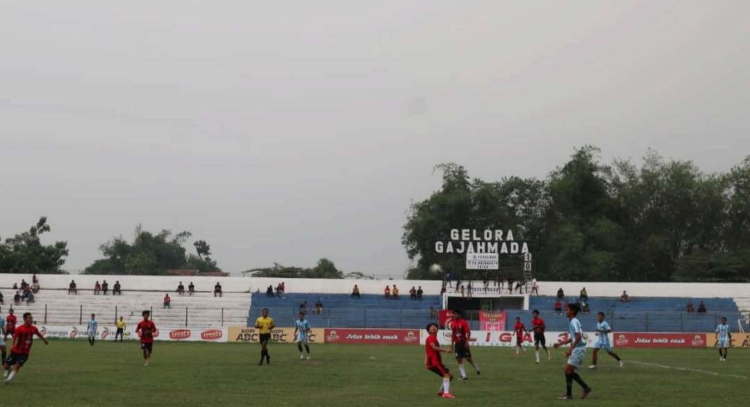 Pertandingan PSMP melawan Persenga Nganjuk di Stadion Gajah Mada Mojosari.(Foto Deni Lukmantara/Ngopibareng)