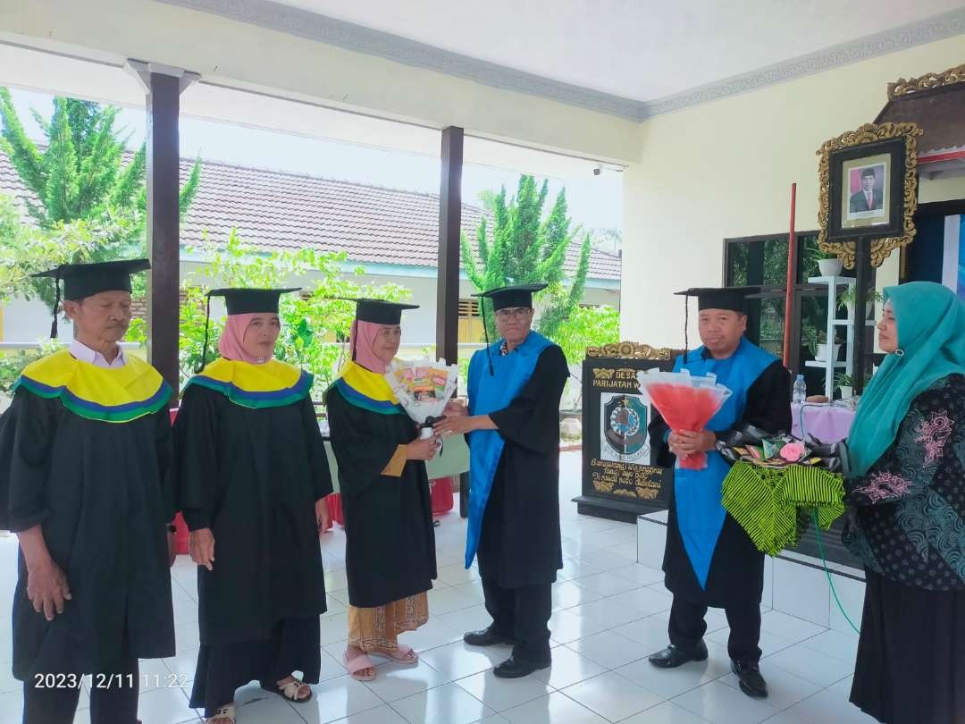 Sejumlah lansia diwisuda dalam program Selantang di Banyuwangi , Jawa Timur. (Foto: Istimewa)