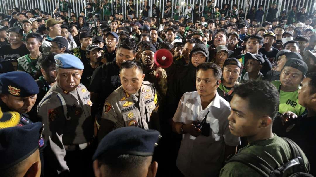 Bonek difasilitasi aparat kepolisian untuk memyampaikan aspirasi kepada manajemen. (Foto: Fariz Yarbo/Ngopibareng.id)