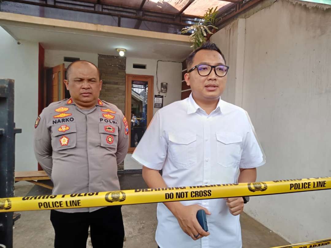 Kasatreskrim Polres Malang, AKP Gandha Syah Hidayat, (baju putih) saat menyampaikan keterangan kepada awak media usai melakukan olah TKP di rumah satu keluarga yang meninggal dunia diduga bunuh diri pada Selasa, 12 Desember 2023. (Foto: Moh Badar Risqullah/Ngopibareng.id)