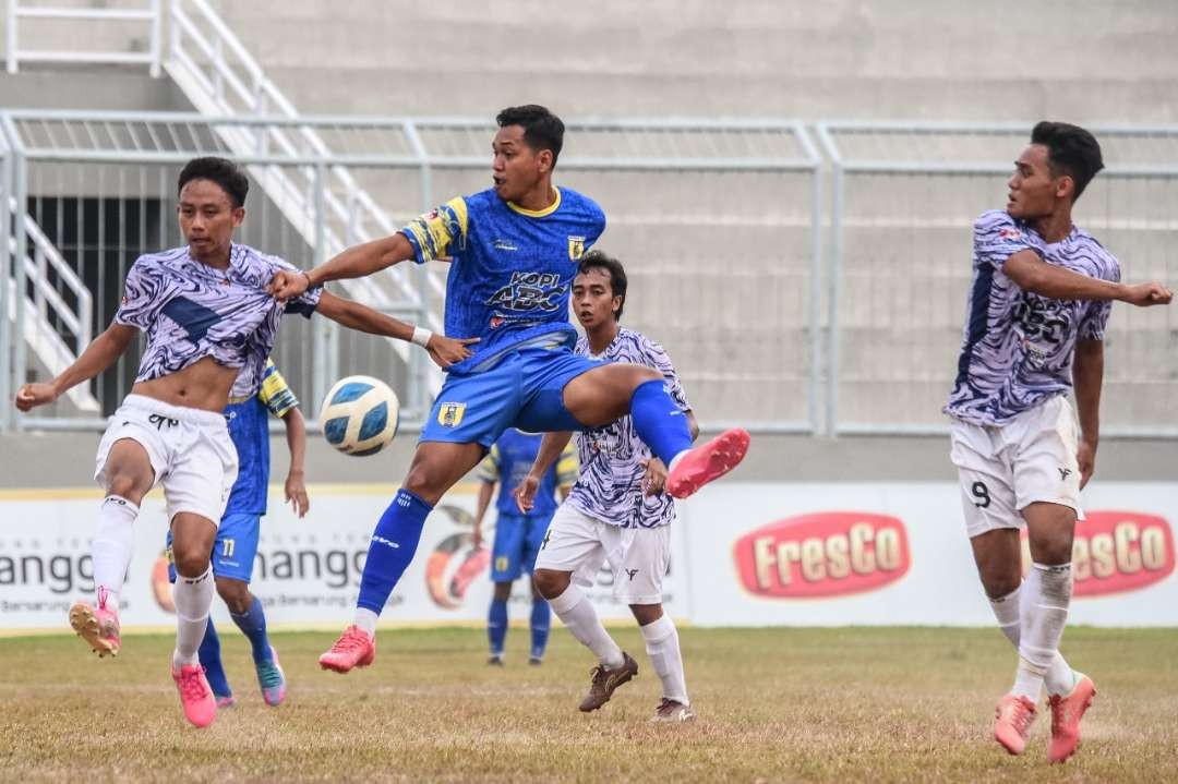 Duel antara pemain Banyuwangi Putra dan Malang United di Stadion Diponegoro (Foto: Istimewa)