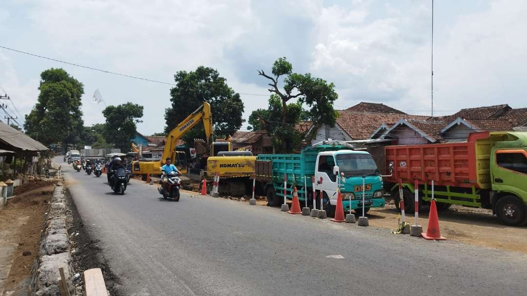 Proses pengerjaan di sekitar jembatan Alasbuluh melibatkan sejumlah alat berat. (Foto: Muh Hujaini/Ngopibareng.id)