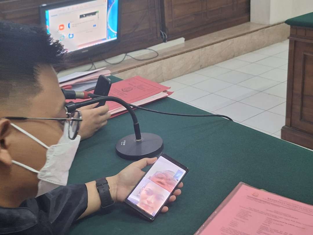 Terdakwa Pendi Hermawan mengikuti sidang putusan tindakan pidana perdagangan orang, Kamis 14 Desember 2024. (Foto: Julianus Palermo/Ngopibareng.id)