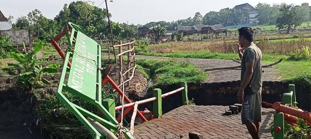 Jembatan ambrol di Kecamatan Cepu. Akses terputus. (Foto: Ahmad Sampurno/ Ngopibareng.id)