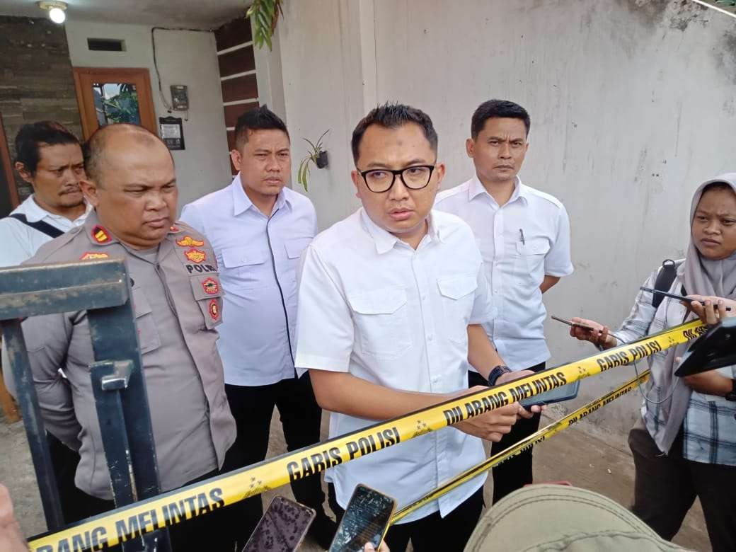 Kasatreskim Polres Malang, AKP Gandha Syah Hidayat, saat memberikan keterangan usai melakukan olah TKP di rumah tempat meninggalnya satu keluarga asal Desa Saptorenggo, Kecamatan Pakis, Kabupaten Malang, pada Selasa, 12 Desember 2023. (Foto: Moh Badar Risqullah/Ngopibareng.id)