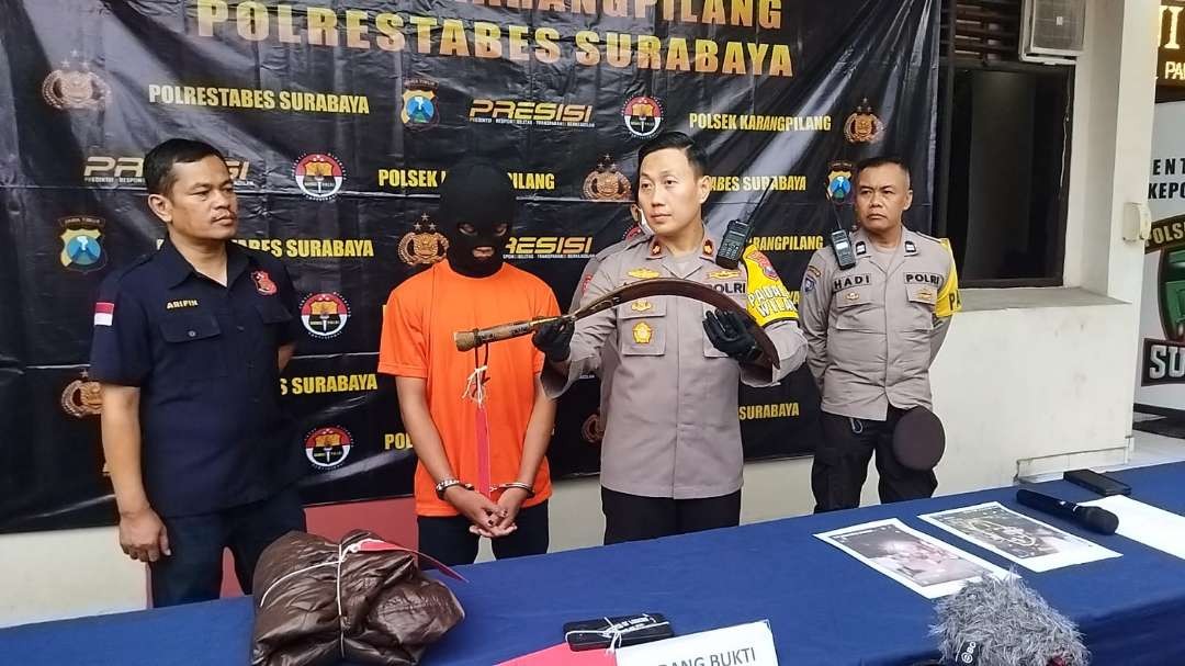 Kapolsek Karangpilang, A. Risky Fardian memengang barang bukti sebilah clurit yang digunakan saat konvoi oleh para anggota gangster All Star KBD. (Foto: Humas Polsek Karangpilang)