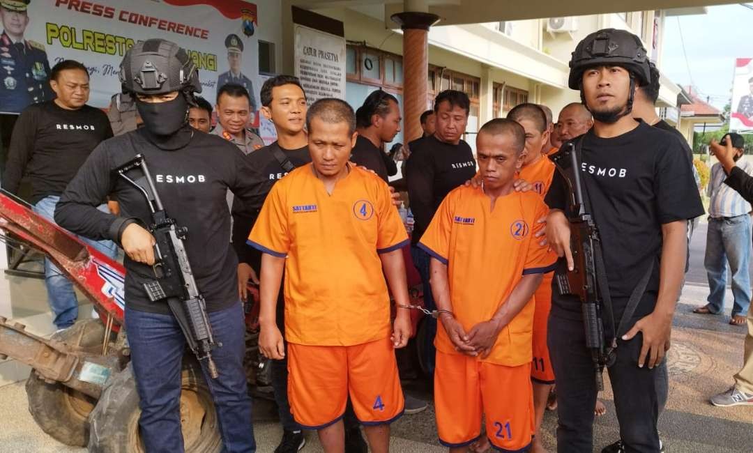 Para pelaku pencurian spesialis mesin bajak sawah yang diamankan polisi. (Foto: Muh Hujaini/Ngopibareng.id)