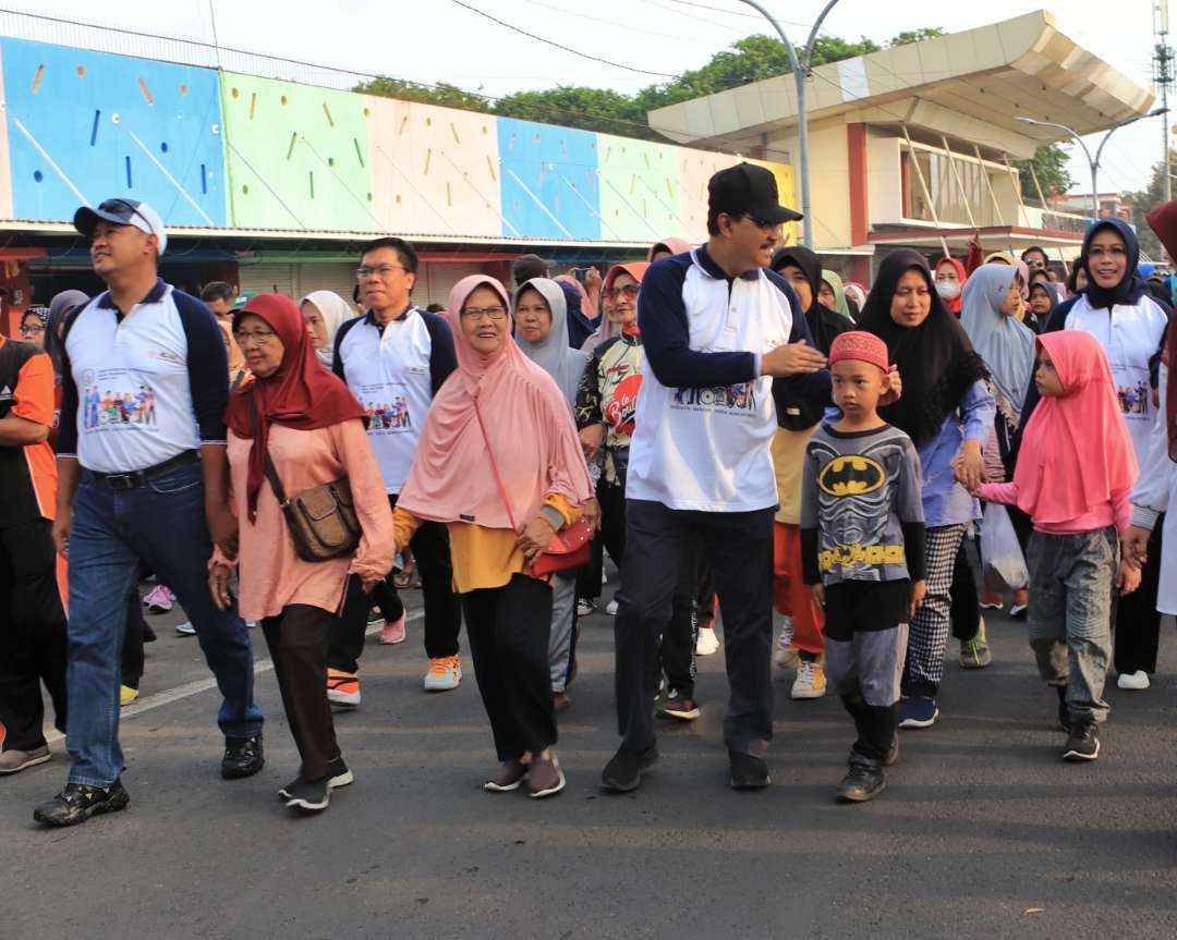 Pemkot Pasuruan selenggarakan jalan sehat dengan mengusung tema “Berdaya, Mandiri, Setara Berkontribusi” Minggu, 10 Desember 2023 pagi. (Foto: Kota Pasuruan)