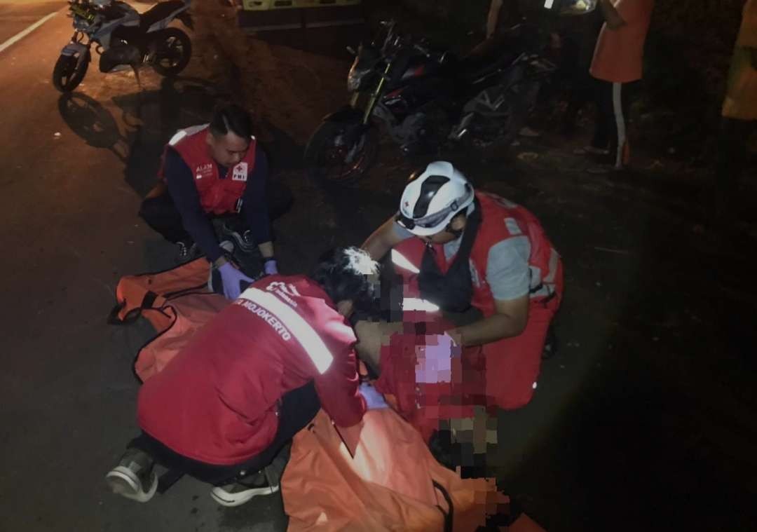 Korban meninggal dunia di lokasi.(Foto Dok. PMI Kabupaten Mojokerto)