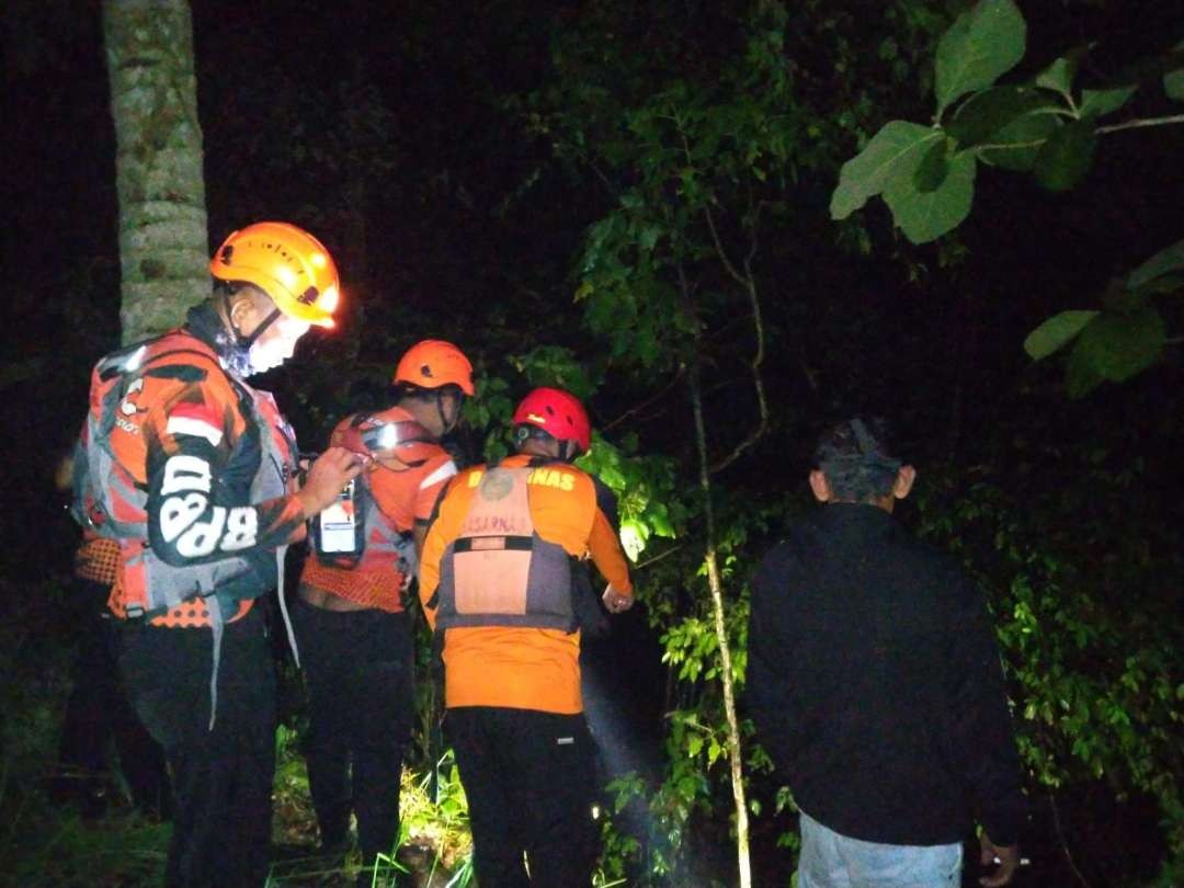 Proses penyisiran yang dilakukan tim SAR gabungan untuk mencari bocah yang hanyut (Foto: Basarnas Banyuwangi)