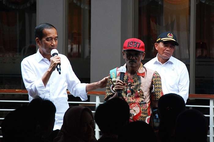 Wahyudi, 46 tahun, warga Sukun, Kota Malang, mendapatkan hadiah sepeda dari Presiden Jokowi saat acara penyerahan BLT El Nino di Kantor Pos Indonesia, Kota Malang, Jawa Timur pada Kamis, 14 Desember 2023. (Foto: Moh Badar Risqullah/Ngopibareng.id)