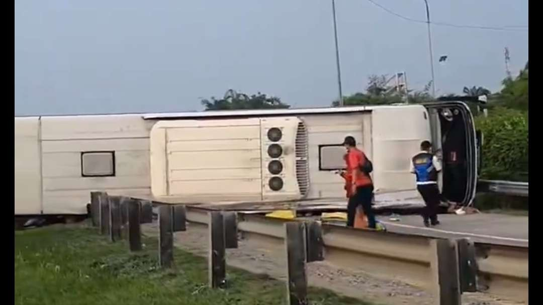 Kondisi bus terguling usai menabrak pembatas jalan. (Foto: X)