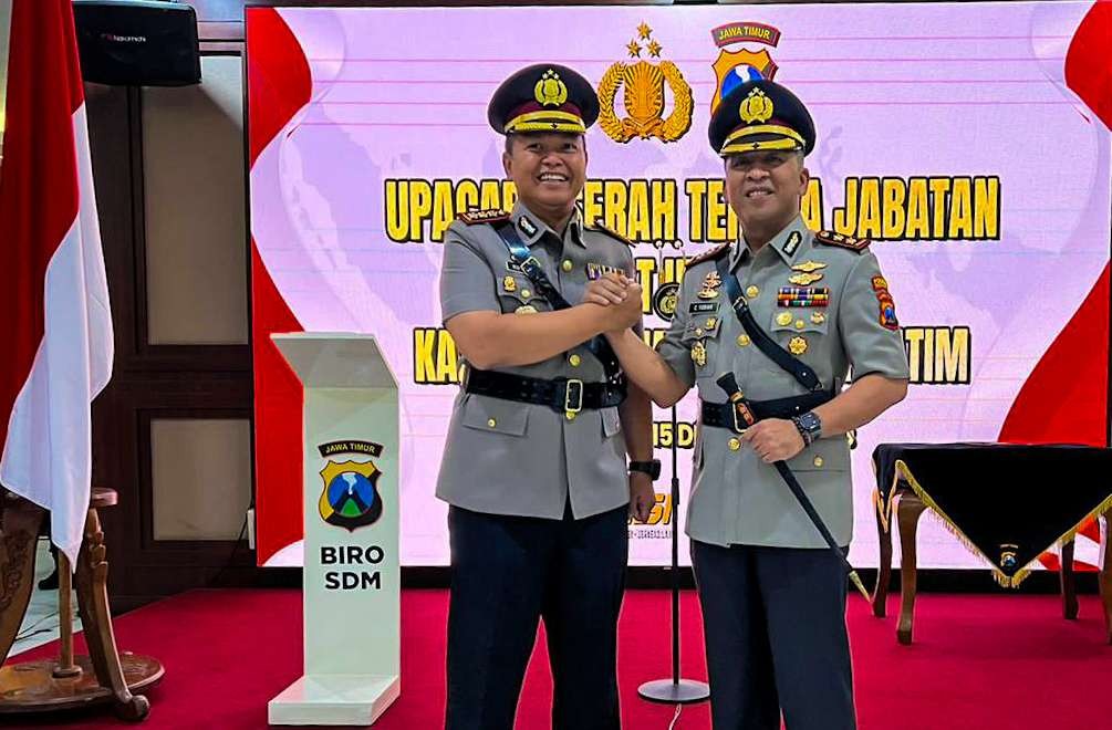 AKBP Christian Tobing (kanan) saat foto bersama Kombes Pol Kusumo Wahyu Bintoro (kiri) (Foto : Aini/Ngopibareng.id)