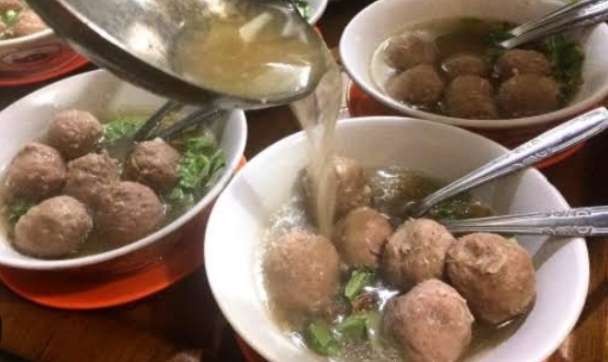 Bakso Sukowati Cikeas hanya menyajikan dua varian, bakso halus dan kasar, lezat dan  aroma rempah-rempahnya menggoda banget. (Foto: dok pribadi)