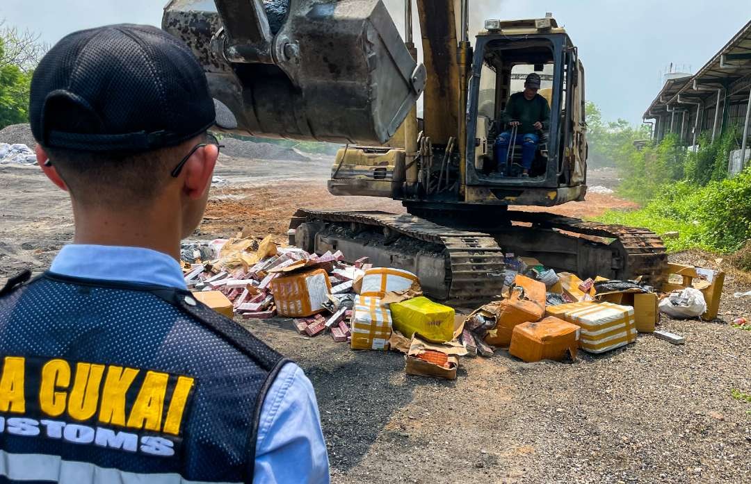 Pemusnahan milaran rokok dan miras ilegal oleh bea cukai Jatim (Foto : Aini/Ngopibareng.id)