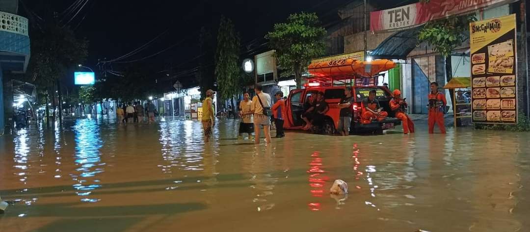 Para relawan siaga di lokasi banjir Cepu (Foto: BPBD Blora)