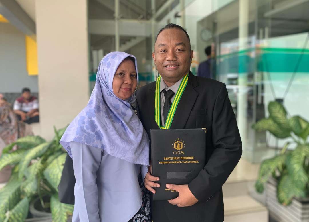 Agus Tinus Amin Tohari bersama istri saat menghadiri wisuda PPG Unusa. (Foto: Humas Unusa)